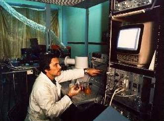 Первая созданная в отделе установка - ЛАФАС, за работой д.ф.-м.н. М.А.Большов (1988 г.)