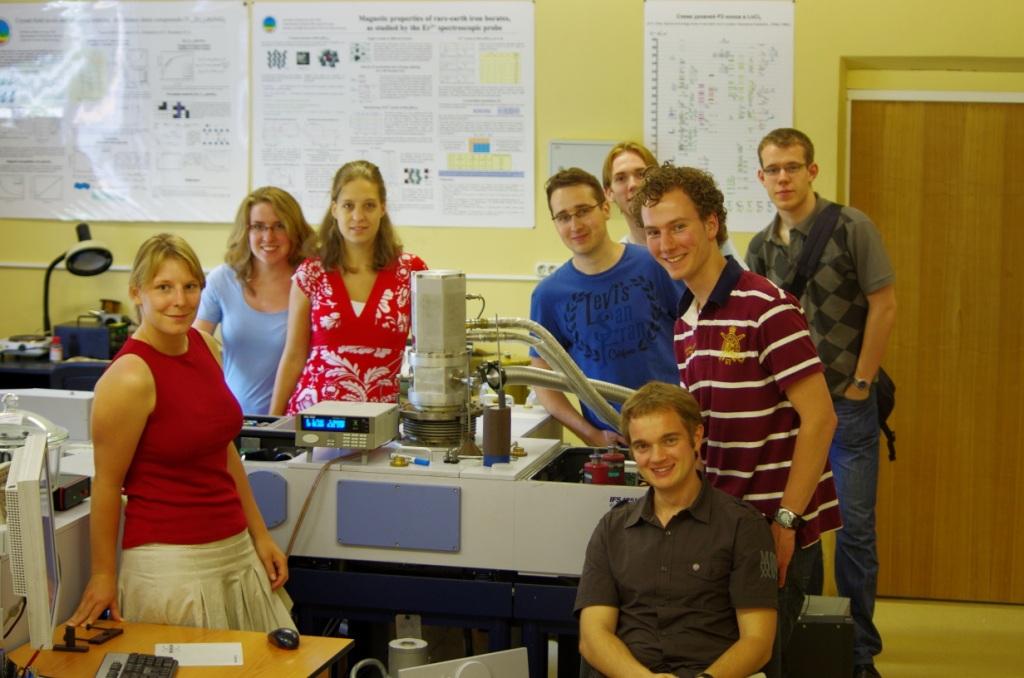 Голландские студенты на экскурсии в лаборатории фурье-спектроскопии. 2012 г.