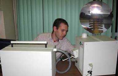 Выпускник МФТИ, к.т.н. Е.В. Горский за работой на созданном с его участием прибором для спектрального анализа металлов и сплавов